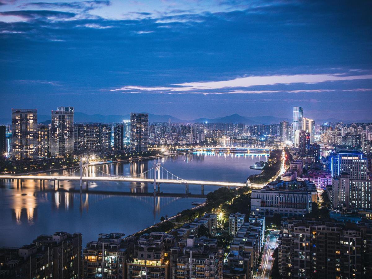 Radisson Red Hotel Zhuhai Gongbei Port Екстериор снимка