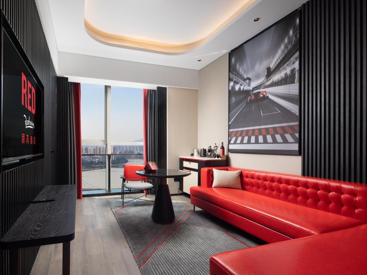 Radisson Red Hotel Zhuhai Gongbei Port Екстериор снимка